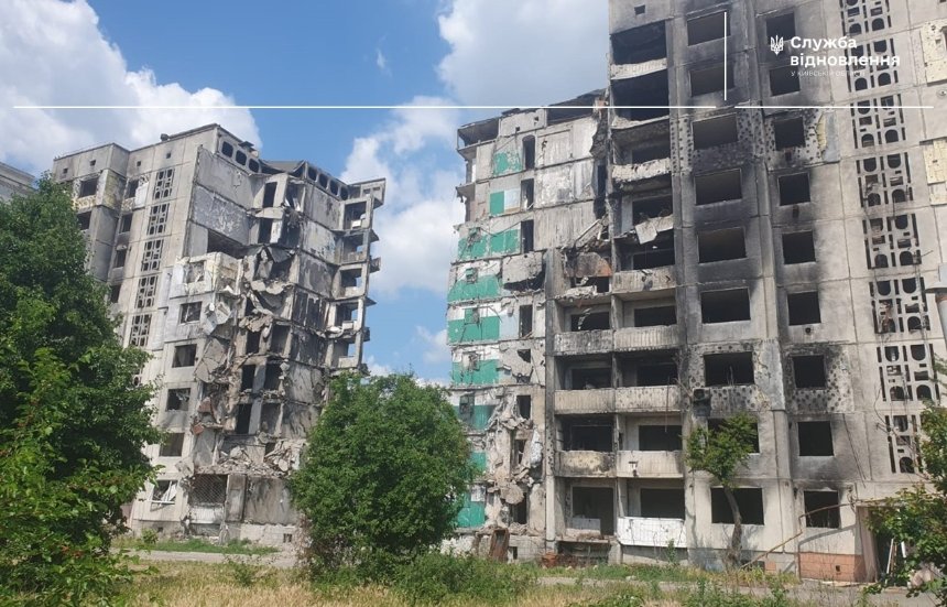 У Бородянці на Київщині зводять нову багатоповерхівку на місці зруйнованої: фото