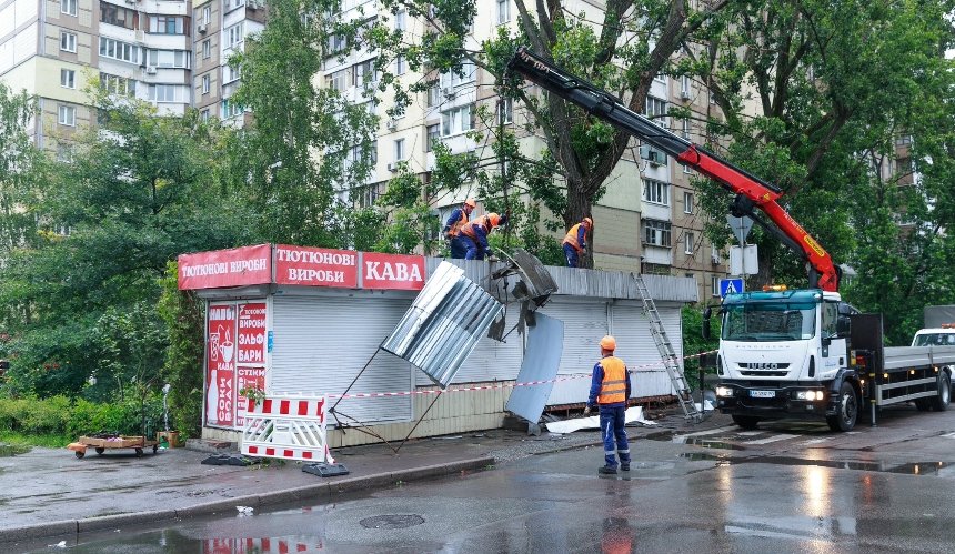 Поблизу станції метро "Житомирська" у Києві розпочали масштабний демонтаж МАФів: фото, відео