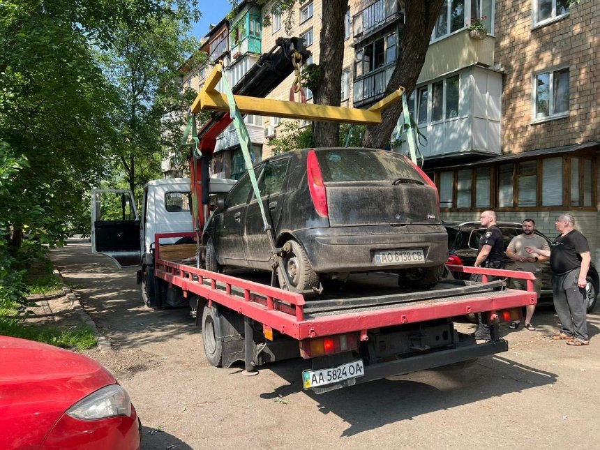 У Києві прибирають покинуті та пошкоджені авто
