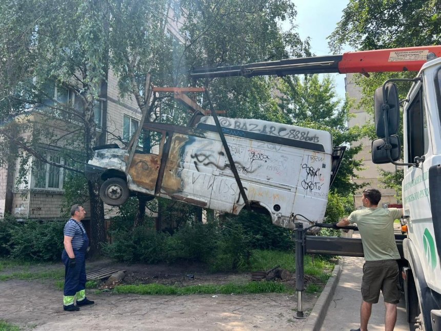 У Києві прибирають покинуті та пошкоджені авто