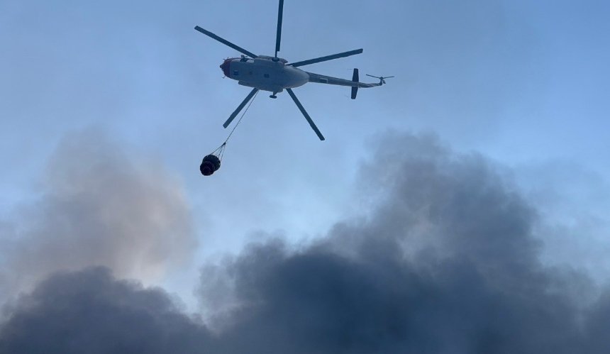 Ліквідовувати наслідки нічного обстрілу Києва допомагають гелікоптери ДСНС: фото