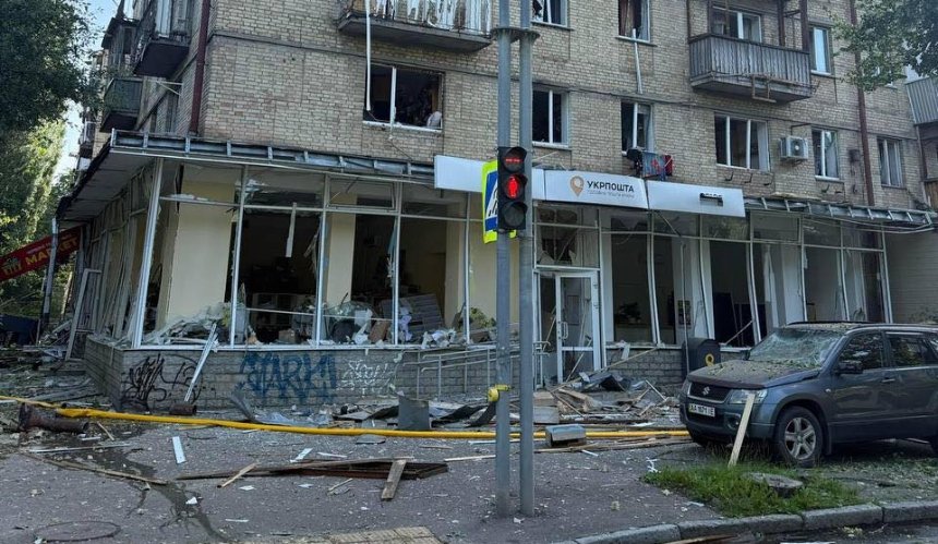 Два відділення Укрпошти зруйновано внаслідок нічного обстрілу Києва: деталі