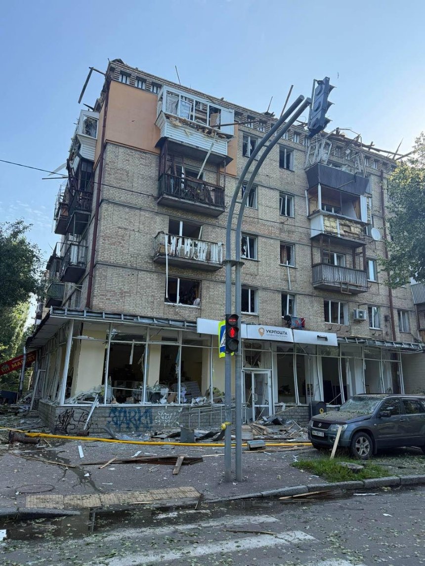 Два відділення Укрпошти зруйновано внаслідок нічного обстрілу Києва: деталі