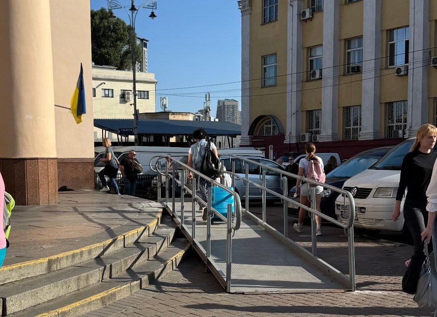 На станції метро "Вокзальна" встановлюють пандуси