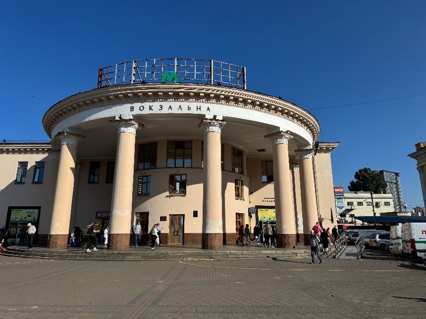 На станції метро "Вокзальна" встановлюють пандуси