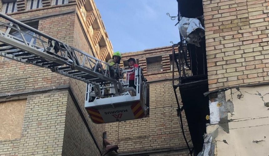 У Києві обвалилася сходова клітина в пошкодженому обстрілом будинку