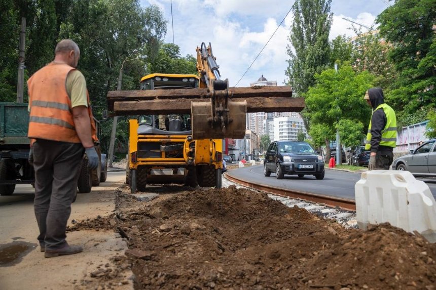 У Києві триває масштабне оновлення вулиці Глибочицької