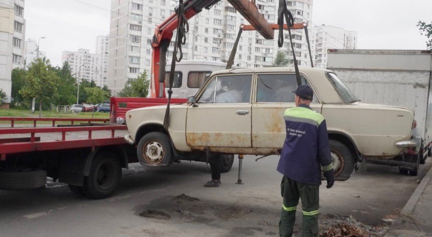 Деснянський район Києва розпочав системне очищення від покинутих авто