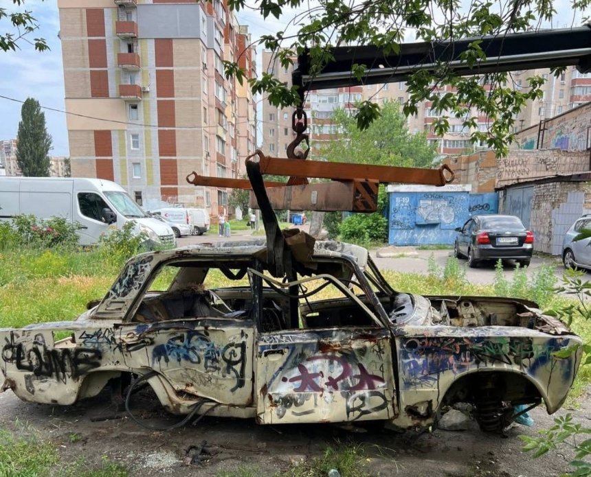 Деснянський район Києва розпочав системне очищення від покинутих авто