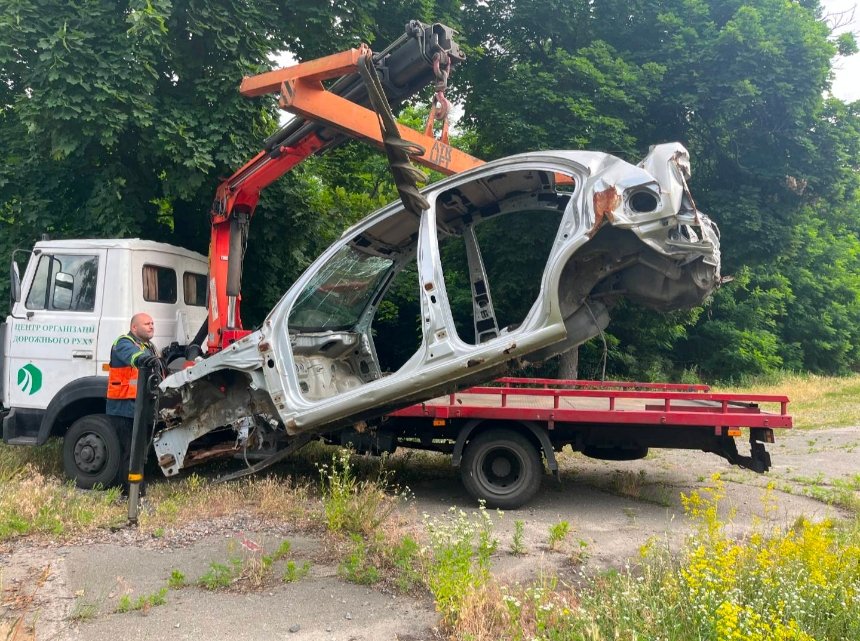 Деснянський район Києва розпочав системне очищення від покинутих авто