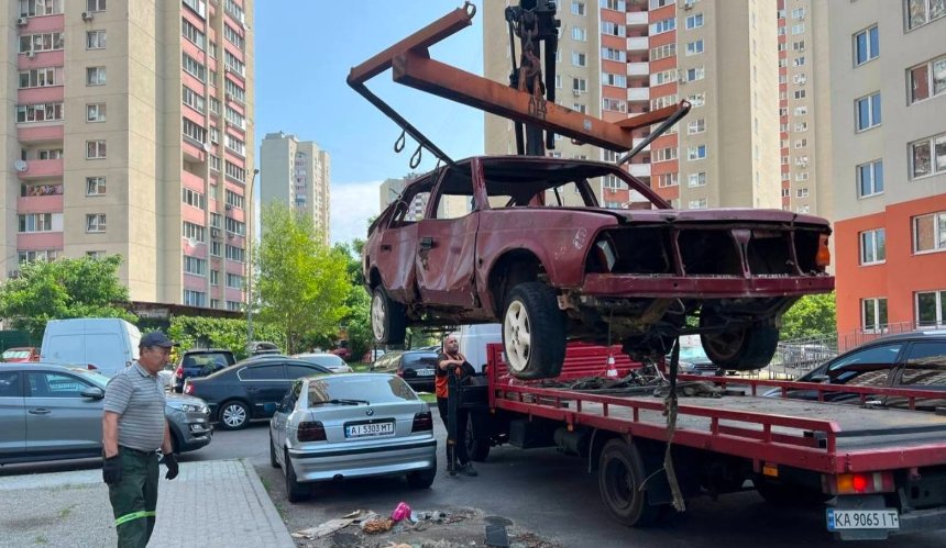 Деснянський район Києва розпочав системне очищення від покинутих авто