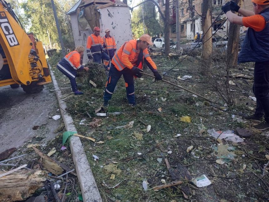 Через нічний масований обстріл у Києві пошкоджена транспортна інфраструктура: деталі