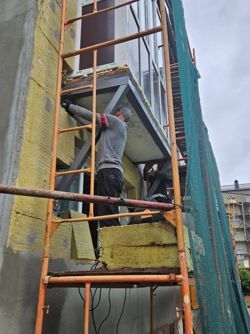 У Бородянці на Київщині відновлюють двоповерхівку, пошкоджену обстрілами у лютому 2022-го: фото