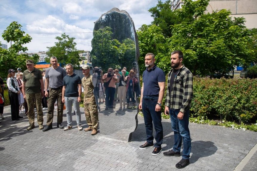 На Оболоні у Києві відкрили артоб’єкт на честь воїнів ТрО: фото