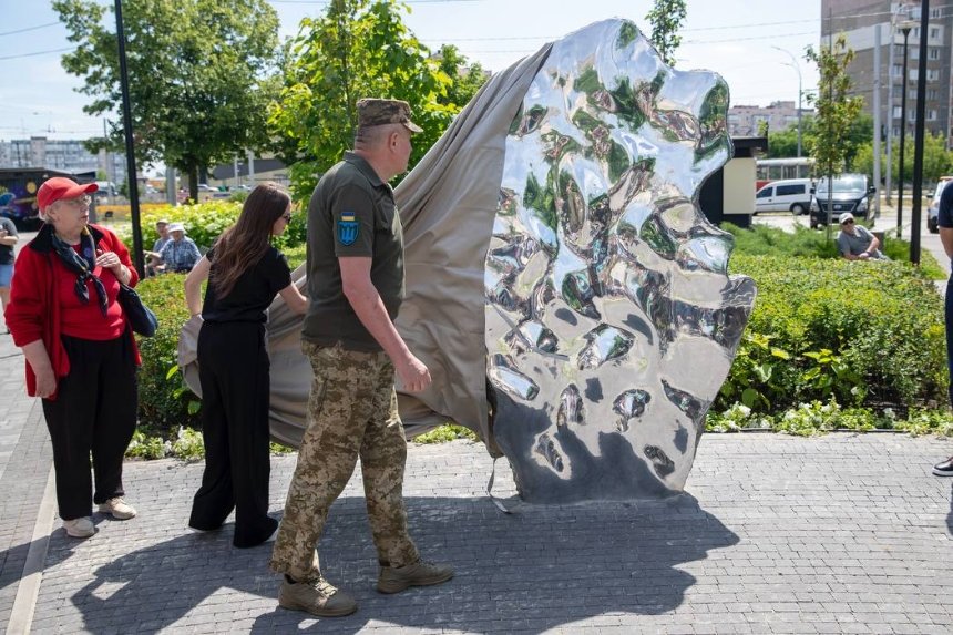 На Оболоні у Києві відкрили артоб’єкт на честь воїнів ТрО: фото