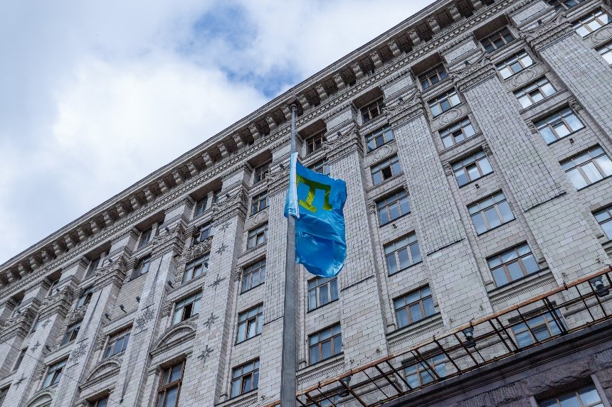 У Києві урочисто підняли кримськотатарський прапор