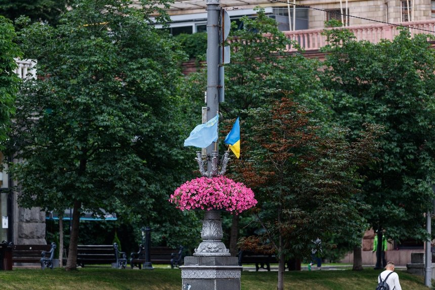 У Києві урочисто підняли кримськотатарський прапор
