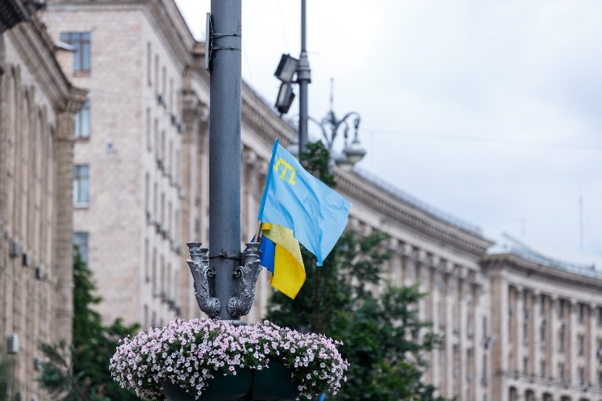 У Києві урочисто підняли кримськотатарський прапор
