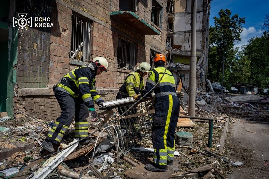 Рятувальники завершили розбір завалів на місці обстрілу в Шевченківському районі