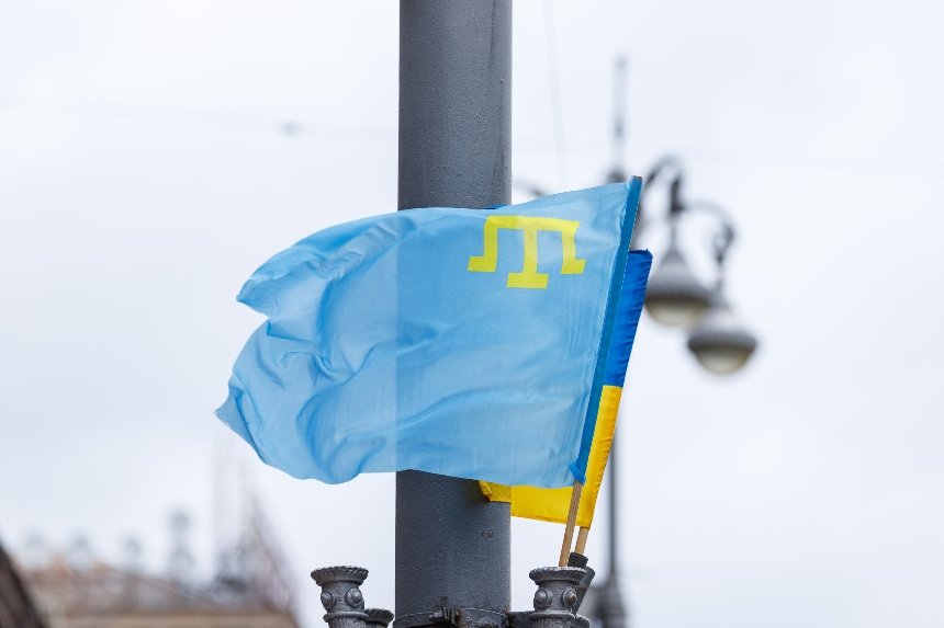 У Києві урочисто підняли кримськотатарський прапор