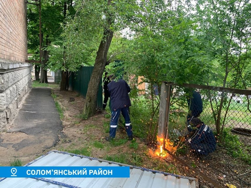 У Києві продовжують демонтувати незаконні паркани та огорожі: фото
