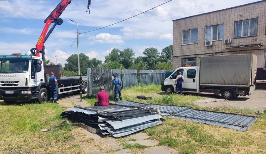 У Києві продовжують демонтувати незаконні паркани та огорожі: фото