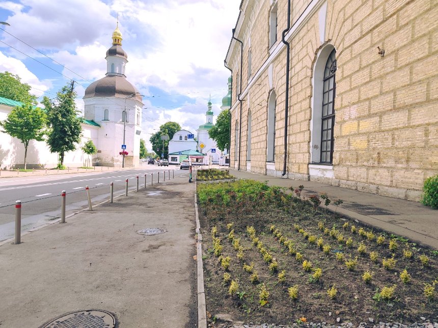 Біля Мистецького арсеналу облаштували великий дощовий садок