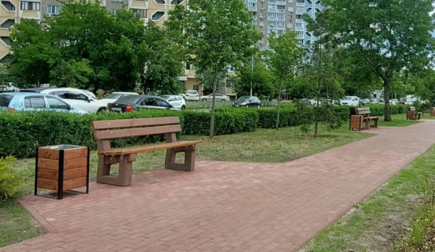 Новий кишеньковий сквер із сонячними батареями з'явився у Деснянському районі: фото