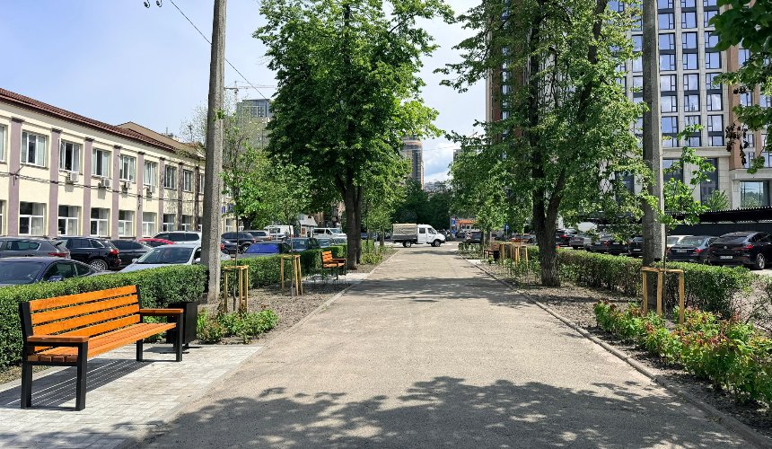 У Голосіївському районі Києва облаштували кишеньковий сквер: як він виглядає