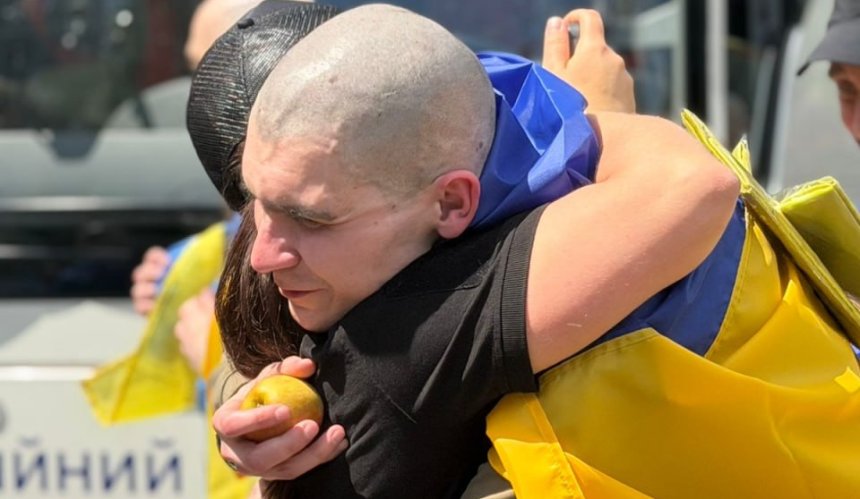 Україна повернула з російського полону 185 військових та одного цивільного: фото