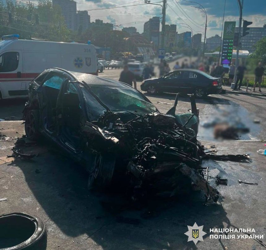 У Києві Mercedes вилетів на тротуар