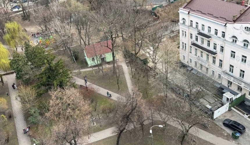 У Києві зменшили площу зеленої зони Літературного скверу на користь забудовника: що відомо