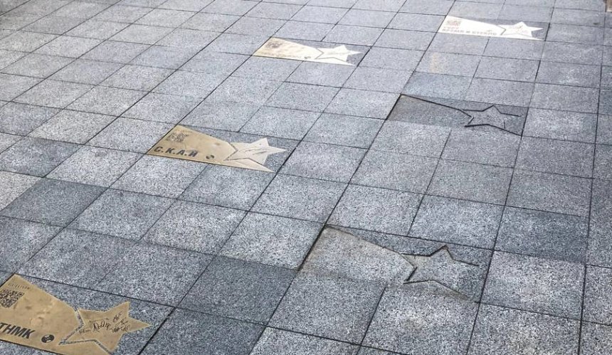 З Алеї зірок у центрі Києва зникли таблички Потапа та Насті Каменських: що відомо