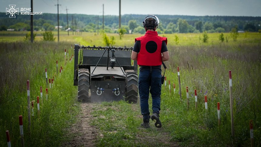 Як сапери очищають землі за допомогою роботів Як сапери очищають землі за допомогою роботів