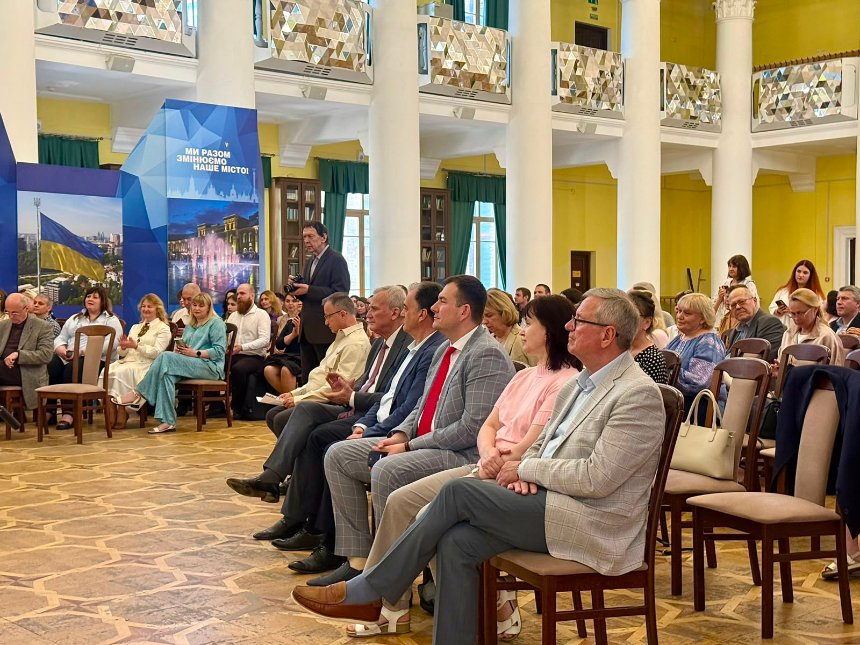 У Києві нагородили понад 80 столичних науковців У Києві нагородили понад 80 столичних науковців