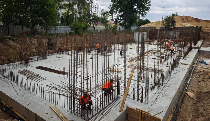 У Гостомелі на місці знищених будинків зводять сучасний комплекс із протирадіаційним укриттям: фото