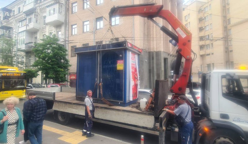 На Майдані Незалежності демонтували занедбаний МАФ: фото