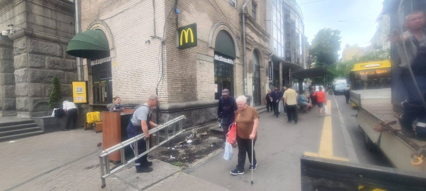 На Майдані Незалежності демонтували занедбаний МАФ