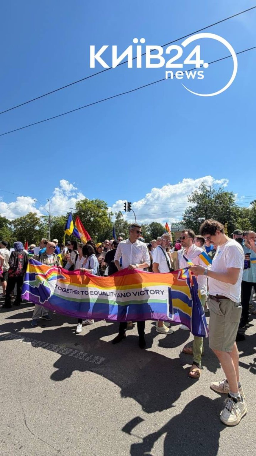 У Києві одночасно проходять акція за права ЛГБТК та "Марш Традиції" У Києві одночасно проходять акція за права ЛГБТК та "Марш Традиції"