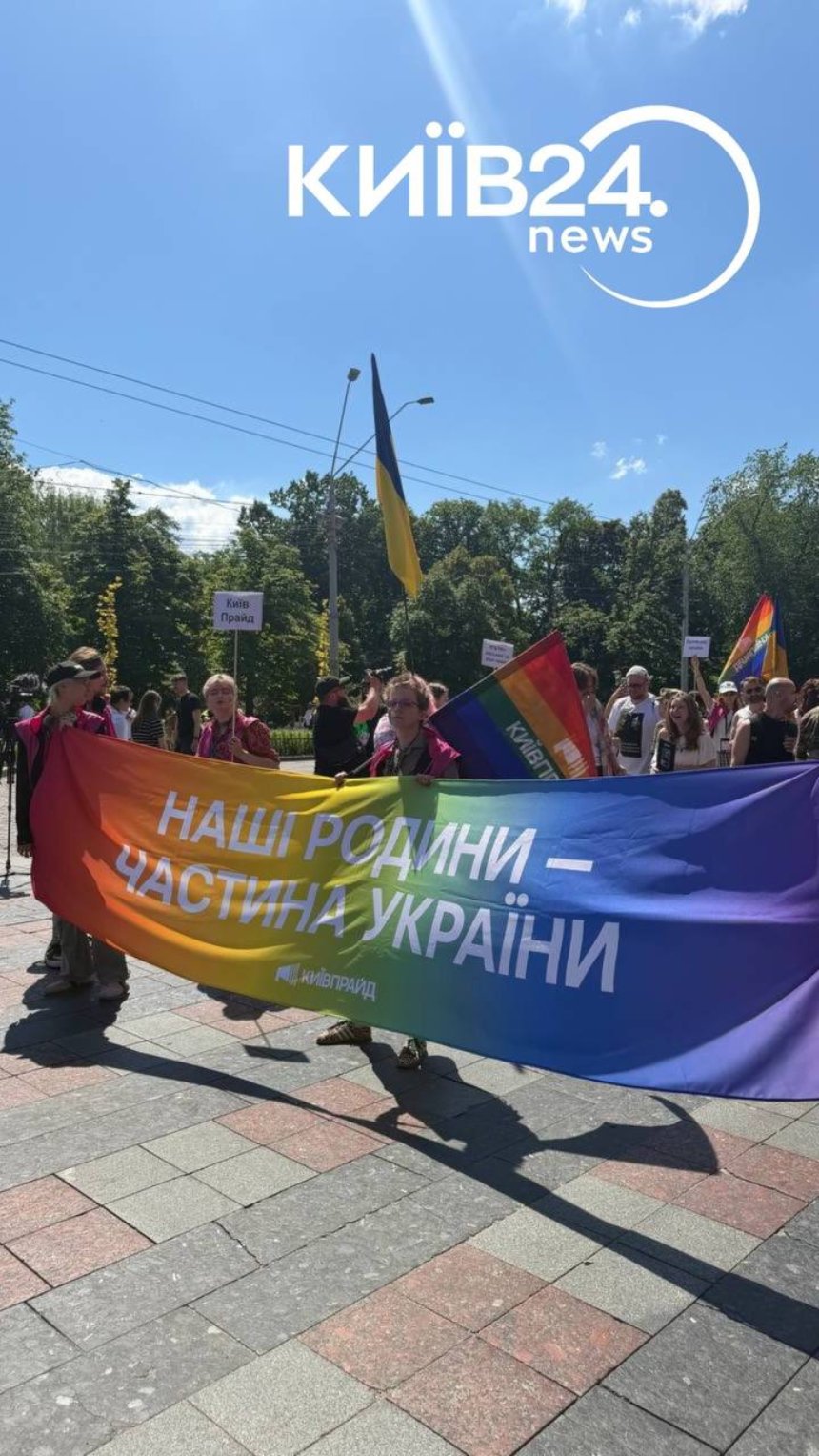 У Києві одночасно проходять акція за права ЛГБТК та "Марш Традиції" У Києві одночасно проходять акція за права ЛГБТК та "Марш Традиції"