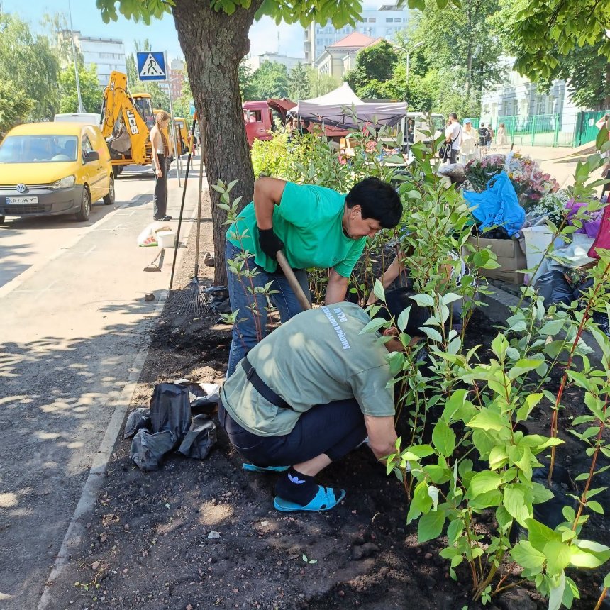 Біля метро "Політехнічний інститут" завершили оновлення скверу