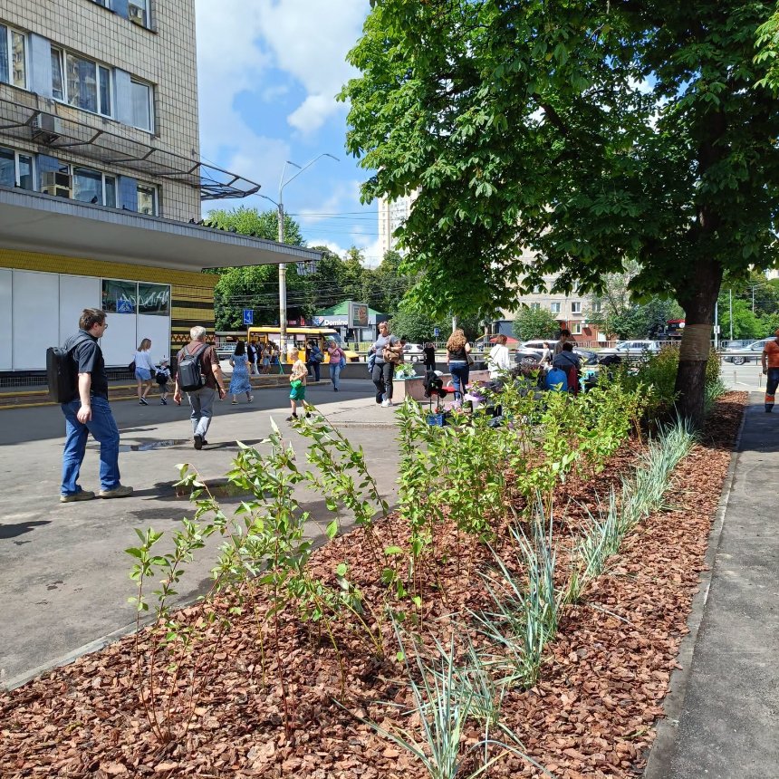 Біля метро "Політехнічний інститут" завершили оновлення скверу
