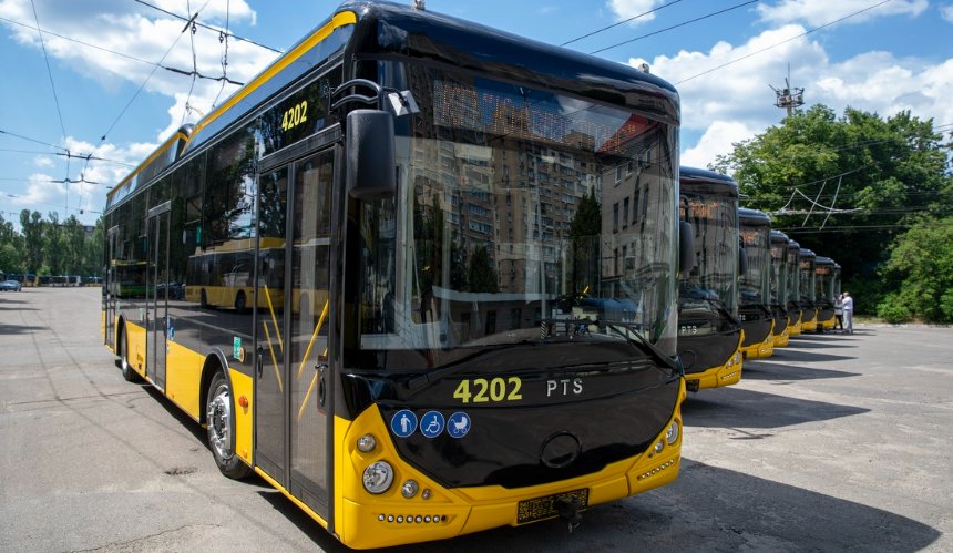 На маршрути Києва вийшли нові сучасні тролейбуси та автобуси: фото