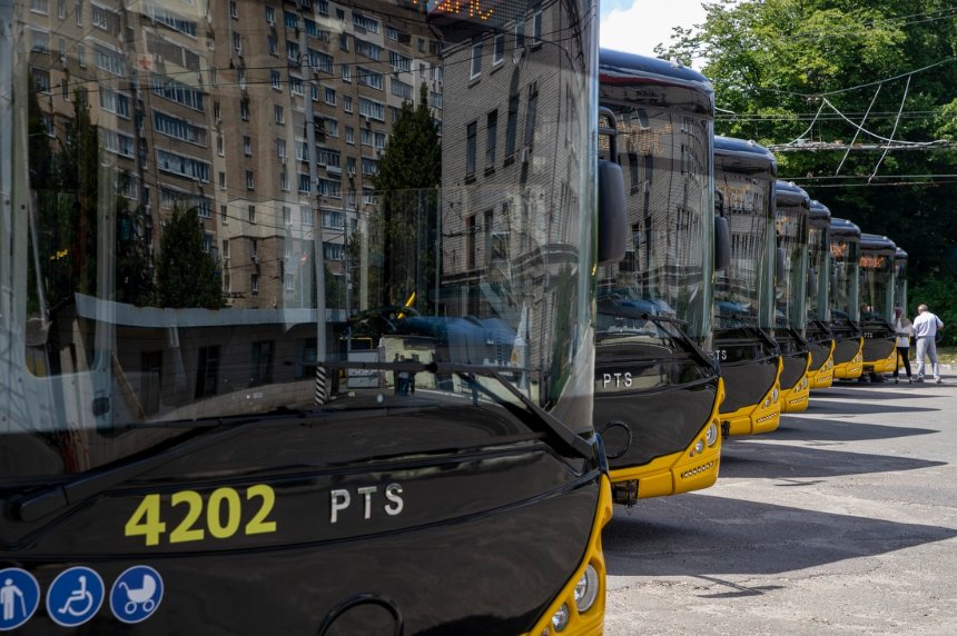 На маршрути Києва вийшли нові сучасні тролейбуси та автобуси На маршрути Києва вийшли нові сучасні тролейбуси та автобуси