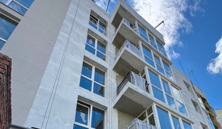 У Бучі капітально відновлюють пошкоджену багатоповерхівку: на якому етапі роботи