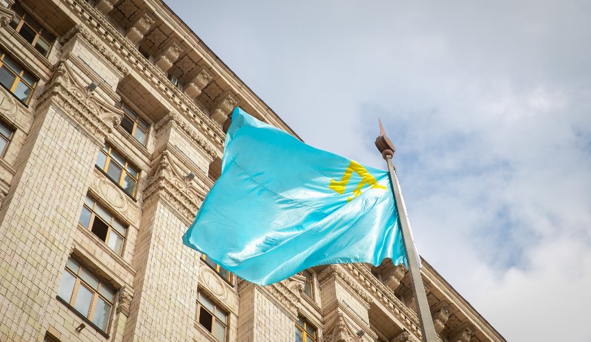 У центрі столиці урочисто підняли кримськотатарський прапор: фото