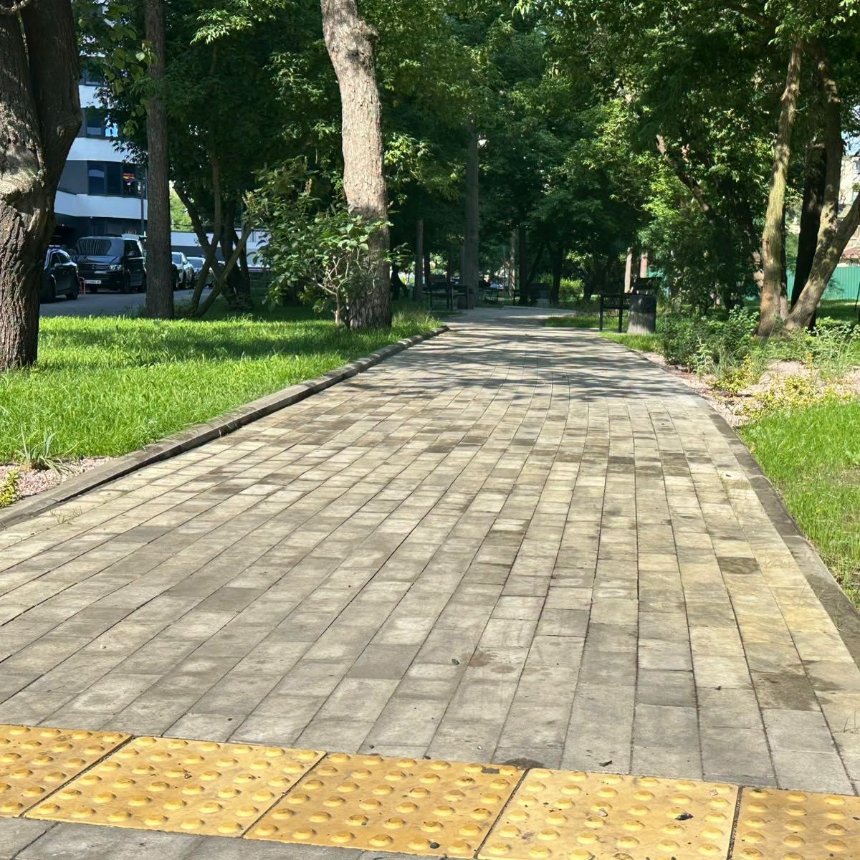На Воскресенці у Києві оновили кишеньковий сквер