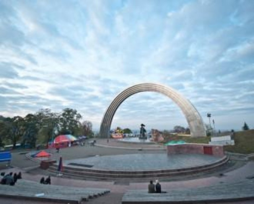 "Европейский городок" под аркой Дружбы народов закрылся