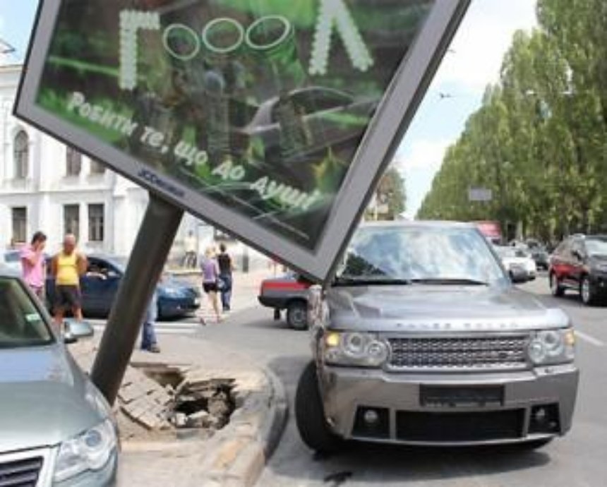 На бульваре Шевченко джип привалило рекламным билбордом (ФОТО)
