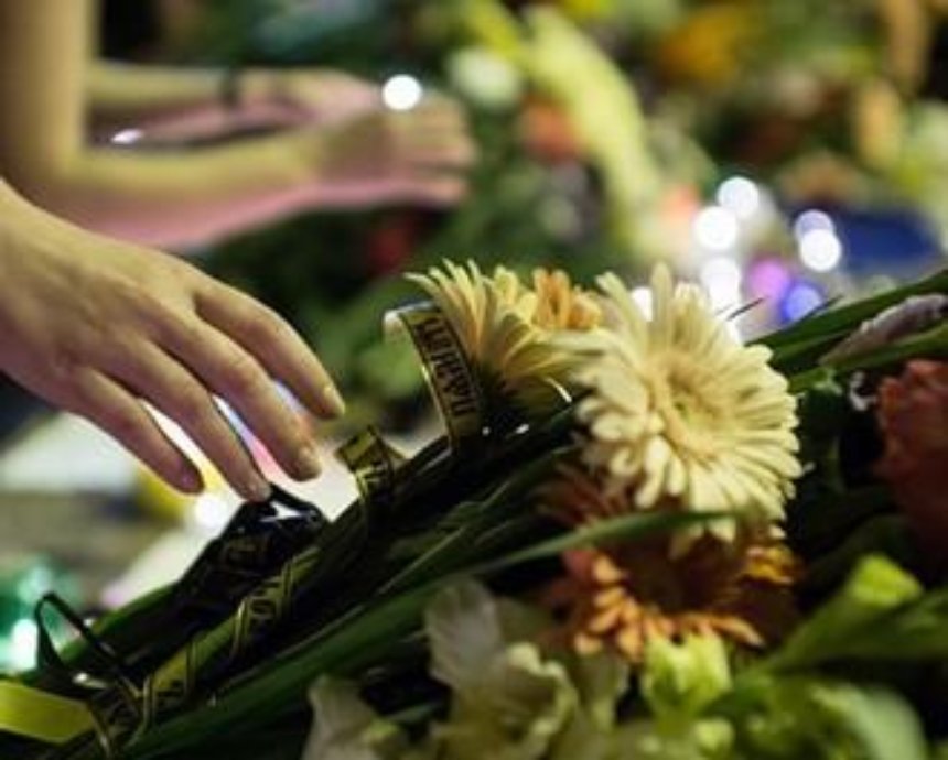 Киевляне принесли цветы к посольству Нидерландов из-за крушения Boeing 777